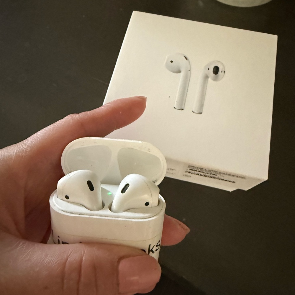 Apple White Wireless Earbuds - Picture 2 of 2